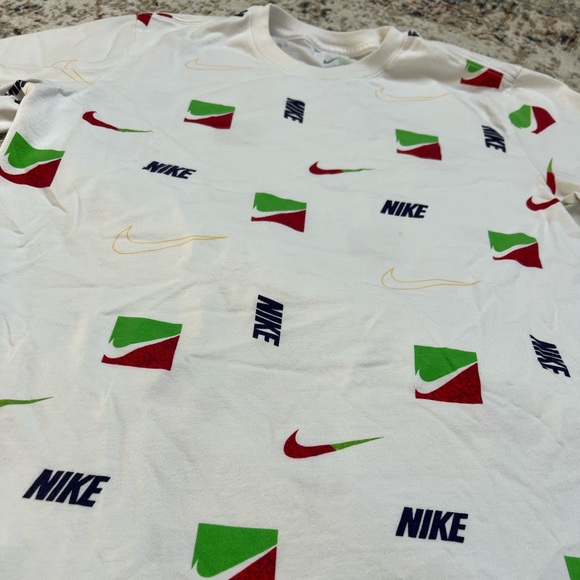 Men’s Nike Tee - Picture 3 of 6